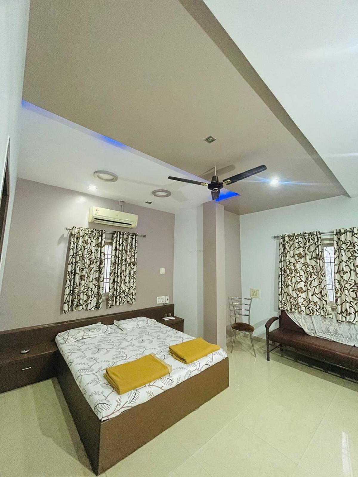 Hotel Rajdhani And Guest House Gujarat - Best Family Hotel In Halol Near Pavagadh And Halol Gidc Exterior foto