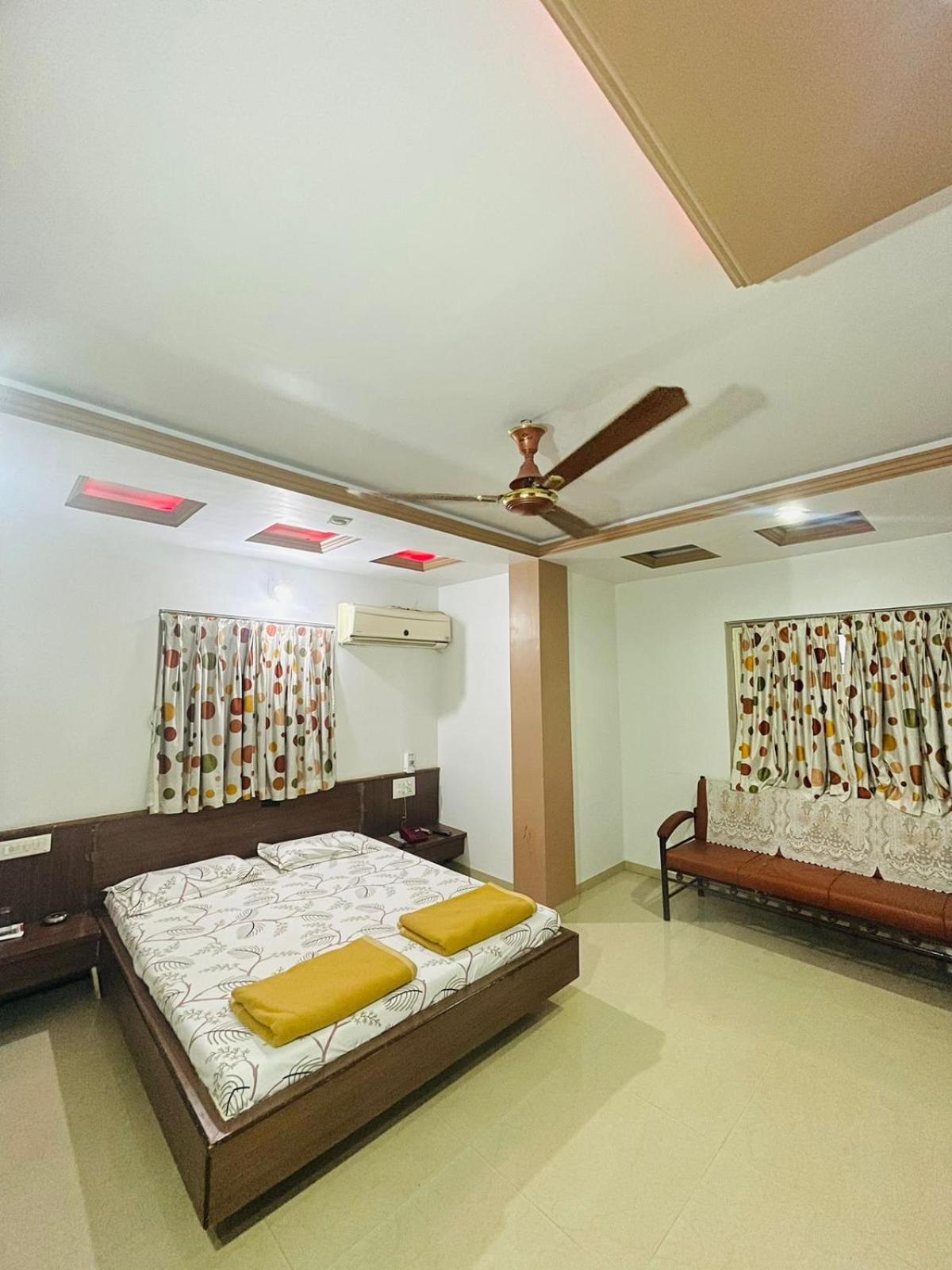 Hotel Rajdhani And Guest House Gujarat - Best Family Hotel In Halol Near Pavagadh And Halol Gidc Exterior foto