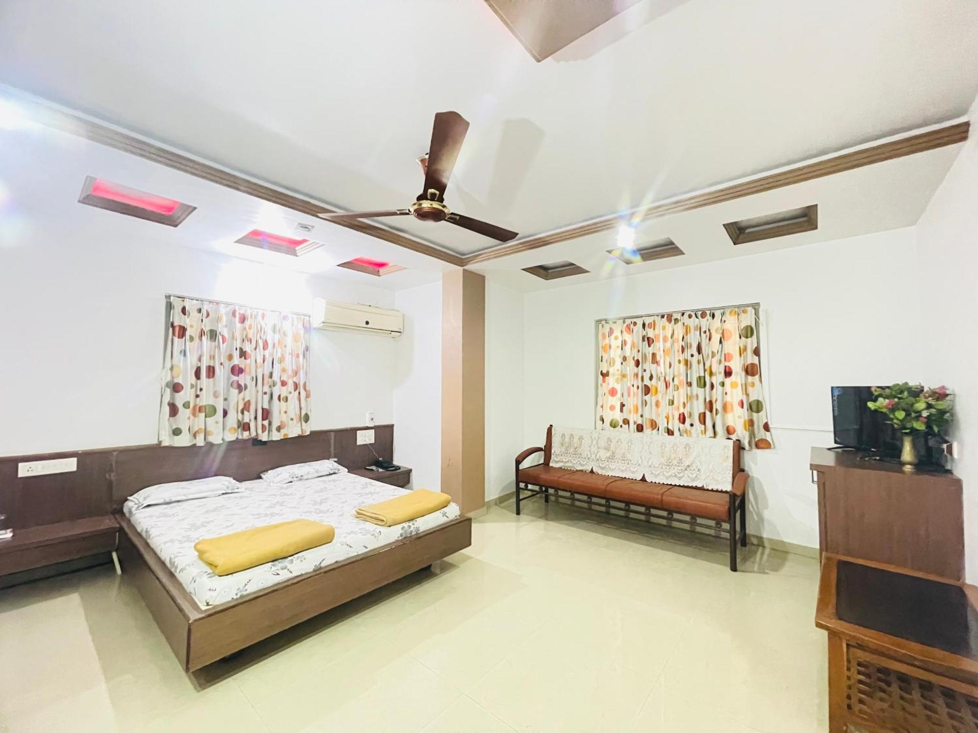 Hotel Rajdhani And Guest House Gujarat - Best Family Hotel In Halol Near Pavagadh And Halol Gidc Exterior foto