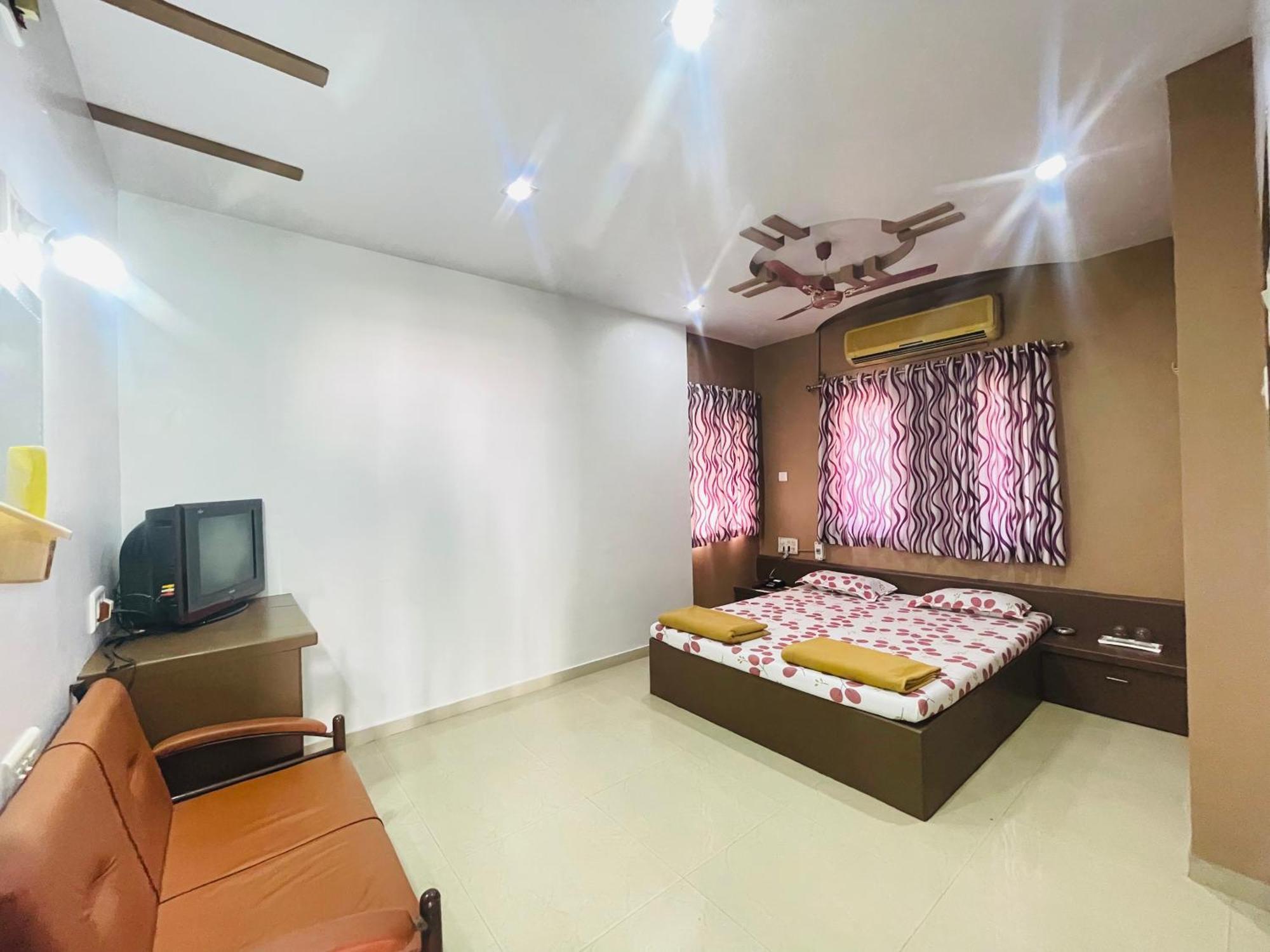 Hotel Rajdhani And Guest House Gujarat - Best Family Hotel In Halol Near Pavagadh And Halol Gidc Exterior foto